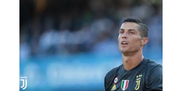 Ronaldo rammer den anden målmand i første show